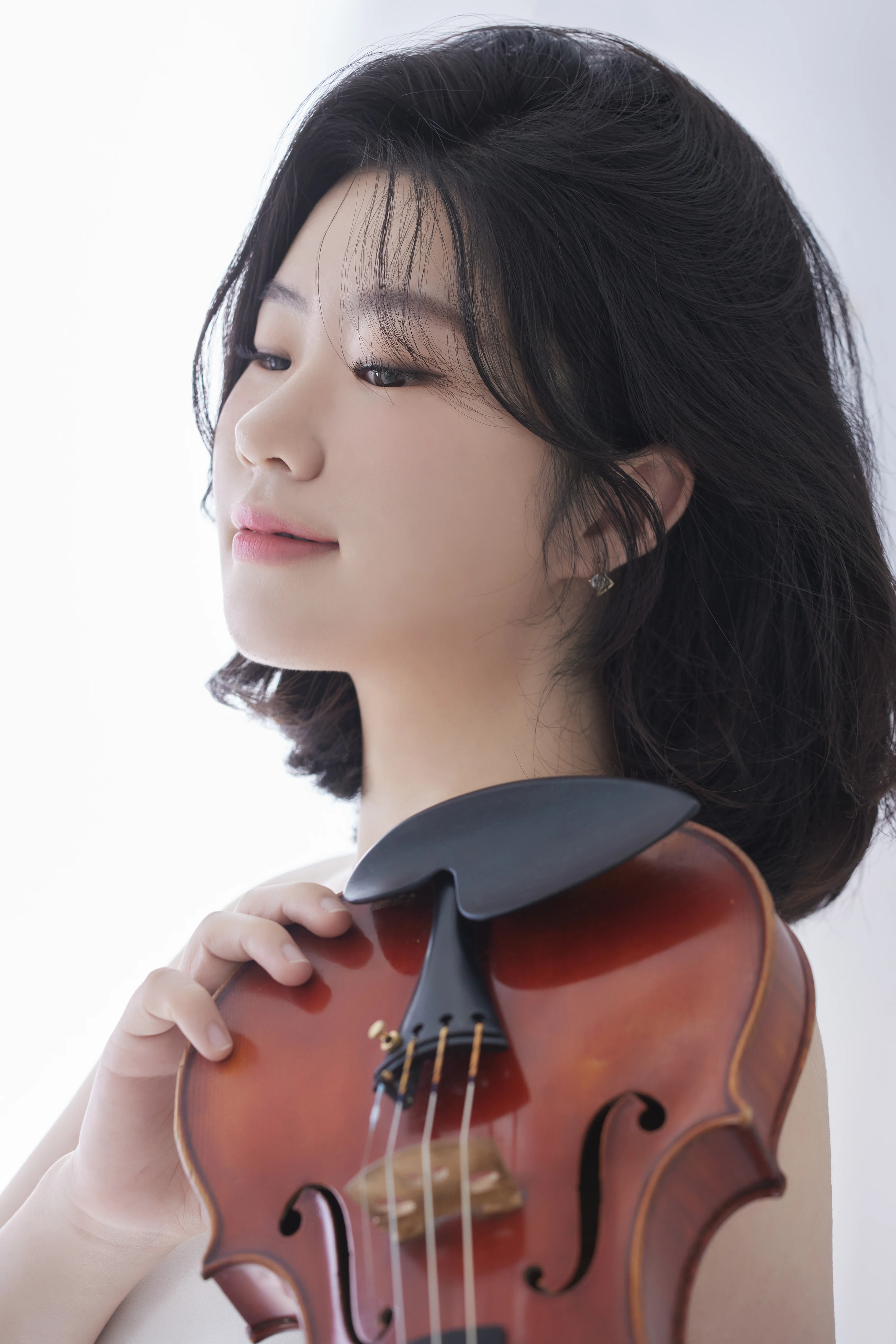 Violinist Byeol Kim with her violin